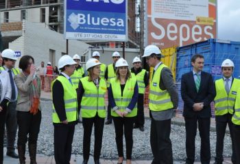 La ministra de Fomento visita las obras de edificación de 317 viviendas protegidas en Ceuta