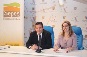 La directora general de Sepes, Lucía Molares, presentó la opción de compra junto con el alcalde de Campo de Criptana