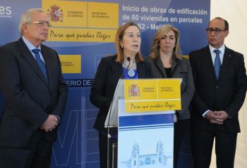 La ministra de Fomento junto al presidente de la Ciudad Autónoma de Melilla han colocado hoy la primera piedra de 60 viviendas protegidas