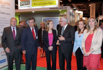 La Ministra de Fomento, Ana Pastor, inauguró SIMA 2013 y visito el stand de Sepes junto a la Directora General de Sepes, Lucía Molares