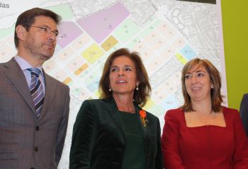 el Secretario de Estado de Planificación e Infraestructuras, Rafael Catalá, la alcaldesa de Madrid, Ana Botella, y la directora general de Sepes, Lucía Molares