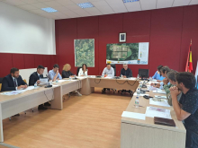 Foto de la reunión de la Comisión de Seguimiento del polígono A Ran. Hay varias personas en una mesa en forma de U hablando