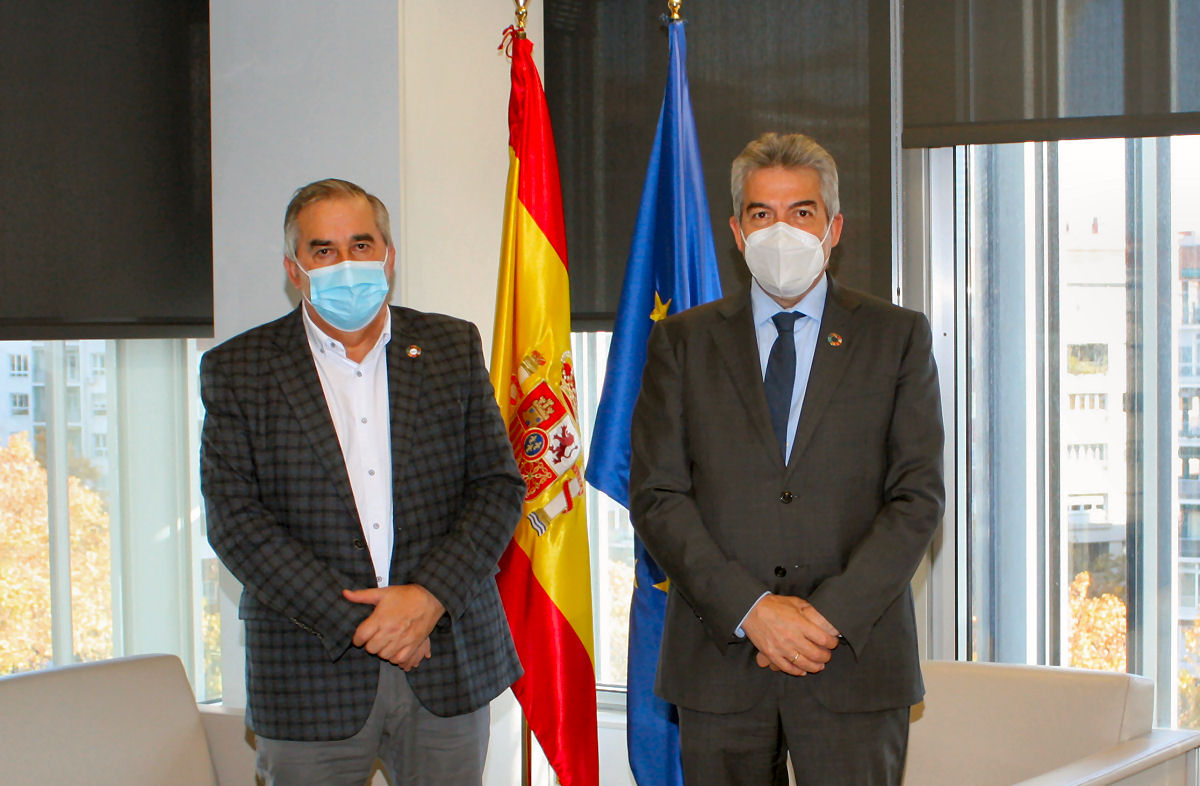 Fernández se reúne con el alcalde de Mieres